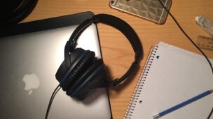 imagem ilustrativa de notebook e fone para aprimorar o inglês com música