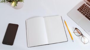 Imagem ilustrativa de mesa com materiais preparados para estudo de curso de inglês online