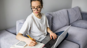 Imagem ilustrativa de aluna estudando inglês avançado