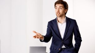 Foto ilustrativa de empresário discutindo inglês para negócios