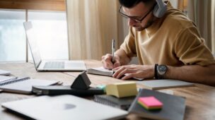 Saiba as vantagens e desvantagens de um curso de inglês online.