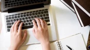 imagem ilustrativa de aluno estudando ingles avançado em laptop