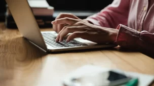 imagem-ilustrativa-de-estudante-pesquisando-sobre-ingles-avancado