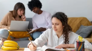 imagem-ilustrativa-de-jovem-estudando-para-educacao-continuada