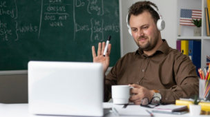 Curso de Inglês Online vs Cursos tradicionais: Qual o melhor custo benefício? | Foto: Freepik.