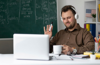 Curso de Inglês Online vs Cursos tradicionais: Qual o melhor custo benefício?