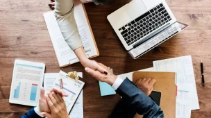 empresários discutindo inglês para negócios