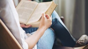 pessoa lendo livro sobre inglês avançado