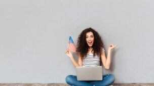 jovem estudante de inglês avançado com notebook e bandeira dos EUA