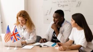 grupo de jovens estudando ingles avançado