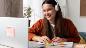 jovem fazendo curso de ingles online