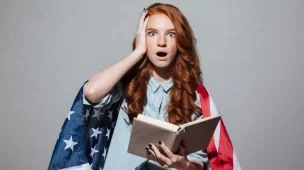 mulher com bandeira americana e livro de inglês avançado