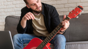 Use letras de rock em inglês para aprender outro idioma. | Foto: Freepik.