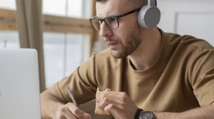 Conversação em inglês pode ajudar muito na sua fluência e a música é a rainha desse processo! | Foto: Freepik.