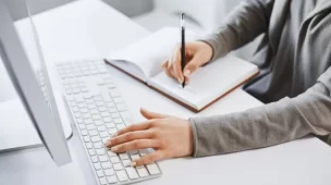 No processo de aprimoramento da escrita em inglês avançado, receber feedback e realizar revisões constantes são etapas fundamentais. | Foto: Freepik.