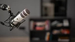 Uma das técnicas mais eficazes para melhorar a fluência ao usar podcasts é a prática de shadowing. | Foto: Freepik.