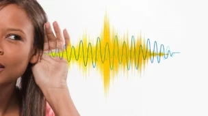 Compreender diferentes sotaques no inglês depende muito da familiaridade com sons e fonemas distintos. | Foto: Freepik.