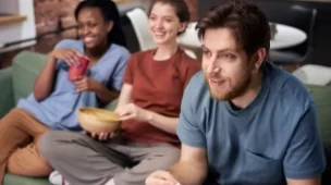 Estudar inglês com séries e filmes é uma maneira divertida e eficaz para aprender. Conheça dicas e títulos recomendados!