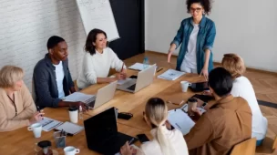 Aprenda inglês para reuniões de trabalho com frases e expressões úteis. Dicas e recursos para melhorar seu inglês avançado!