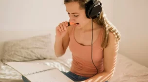 Aprender inglês com música de rock pode melhorar seu vocabulário, compreensão e pronúncia. Descubra como a música pode acelerar seu aprendizado!