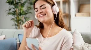 Aprender inglês com música é uma maneira divertida e eficaz de melhorar sua pronúncia e fluência. Conheça os benefícios das músicas!
