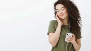 Aprenda inglês com podcasts e audiobooks! Melhore sua compreensão auditiva e domine a conversação em inglês com dicas práticas e conteúdo dinâmico.