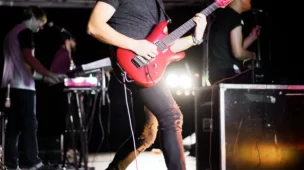 Aprender inglês com músicas e histórias de bandas de rock melhora sua conversação e vocabulário de forma divertida e imersiva.