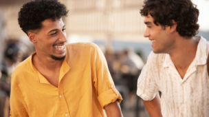 Antes de embarcar para o seu intercâmbio, é essencial começar a se familiarizar com as expressões que usará no dia a dia. Foto: Freepik.