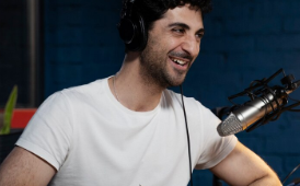 Potencialize seu curso de inglês online com podcasts. Aprenda a usar essa ferramenta para ganhar fluência, vocabulário e confiança na fala.