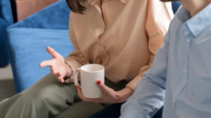 Assistir a séries é uma excelente maneira de aprender phrasal verbs e melhorar sua conversação em inglês. Foto: Freepik.