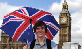 Um curso de inglês para viagens é uma excelente maneira de se preparar, pois além de aprender vocabulário essencial e frases úteis, você também adquire confiança. Foto: Freepik.