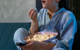 Aprenda conversação em inglês de forma prática com filmes e séries. Confira dicas para melhorar sua fluência e vocabulário, enquanto se diverte!