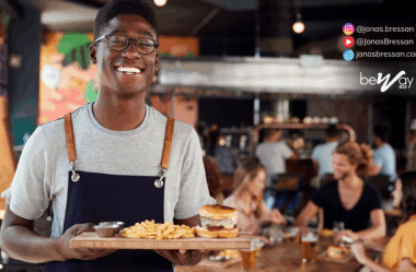 Como falar inglês em restaurantes: do garçom à conta, sem travar