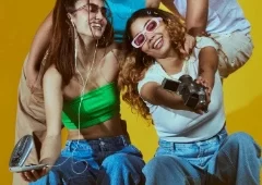 Aprender inglês online com séries clássicas dos anos 80/90: Descubra como usar cenas, expressões e sotaques para treinar seu inglês com diversão.