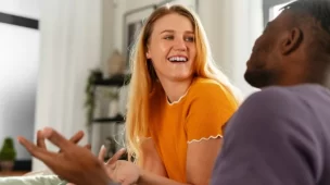 Quebre o gelo com confiança! Aprenda frases, estratégias e exemplos práticos para iniciar sua conversação em inglês com naturalidade.