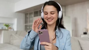 Descubra 5 apps que transformam seu curso de inglês para viagens com praticidade, leveza e foco em situações reais, como comida e locomoção. | Foto: Freepik.