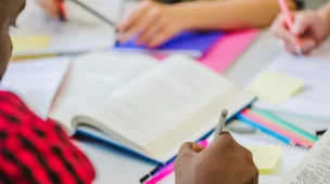 Domine o writing com técnicas práticas e feedback real no curso de inglês avançado da Jonas Bressan. Fluência escrita com confiança e estrutura.