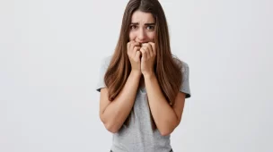 Vença a timidez e aprenda a falar inglês em público com confiança. Dicas, técnicas e práticas para apresentações reais e reuniões com segurança.