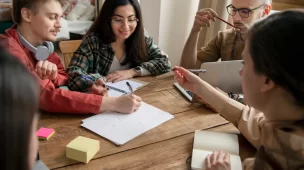 Guia completo para aprender inglês para iniciantes com leveza e estrutura. Descubra como começar, o que estudar e como manter a motivação.