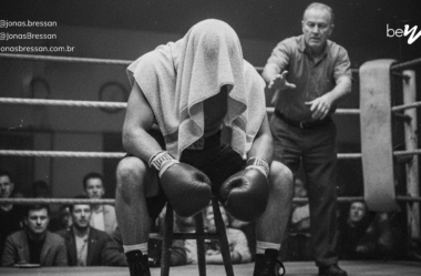 Throw in the towel: o que significa e como usar em inglês