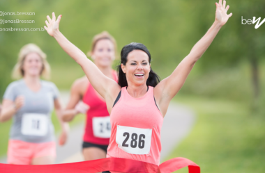 Como usar “go the extra mile” para expressar dedicação além do esperado e deixe seu inglês mais natural