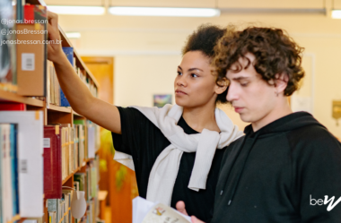 Expressões com o verbo put que quase todo brasileiro confunde em inglês