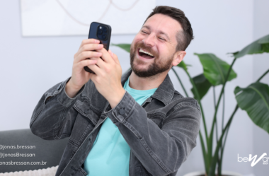 O que significa “LOL” e quando usar em conversas em inglês